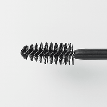 画像をギャラリービューアに読み込む, ブロウマスカラはどの色もほどよくツヤ感と毛束感が出て、抜け感のある印象を与えてくれるほか、毛並みを整え、そのままキープしてくれるので、時間が経っても好印象の眉を演出します。  暑い夏の季節やフィットネス、旅行の際、眉メイクの最後にササっと仕込んでおくと、一日中ツヤのある眉が保てます。