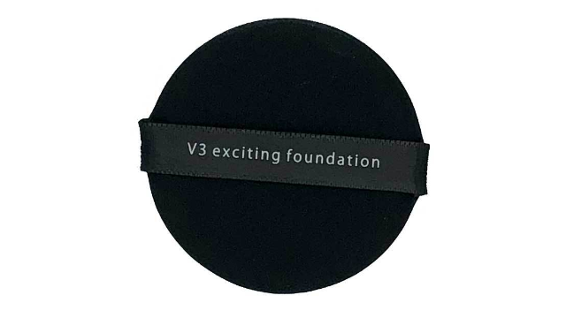 V3ファンデーション 専用パフです。  針を潰さず、針がパフの中にも入らない! 針が肌に直接垂直に入るように構成されています。  ※定期的に新しいパフに交換することをお勧めします。 仕上がりが全然違います。   【V3ファンデーションパフのお手入れ方法】 1.パフをティッシュで包み込みます。 2.ティッシュに染み込ませるイメージでポンポンと軽く叩いてください。 ※ゴシゴシ洗いをしないで下さい。