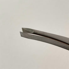 画像をギャラリービューアに読み込む, 使用方法 余分な眉毛を一本ずつはさみ、生えている方向に抜きます。 ご使用後はティッシュペーパーや布で汚れをふき取って ください。  仕様 材質：ステンレス鋼（ミラー仕上げ） 長さ：9.2ｃｍ
