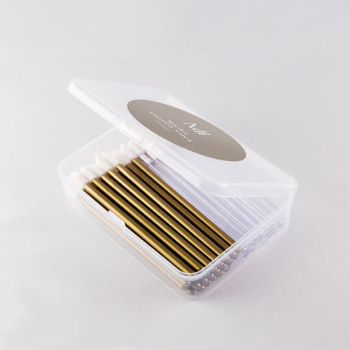 【ミスアイドール】Miss eye d'or マイクロコットンスティック (SPH-CS1)     平らで斜めにカットされた接触面により、まつ毛の根元から生え際まで360度挟み込みしっかりクリア。先端のマイクロ繊維が目に見えない汚れにもしっかり吸着し、逃さずきれいに拭き取ります。 プレケア・リムーブに欠かせません。   まつ毛の根元から生え際まで360度しっかりクリアできる