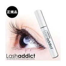 画像をギャラリービューアに読み込む, [商品のご自宅での使い方]  1日1回の簡単ケアなケアです。クレンジング剤や洗顔料でお化粧を綺麗に落とし、就寝前にラッシュアディクトを塗ります。 リキッドアイライナーを塗るように、上下のまつ毛の生え際に一度だけ塗ってください。その際、両目に対してブラシについている液量だけで十分です。目尻の辺りは避けて、液体が目に入らないように十分にご注意下さい。衛生面を保つためにハケをボトルに戻す際はティッシュなどでふき取ってから戻しください。
