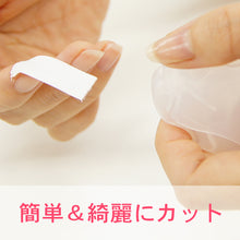 画像をギャラリービューアに読み込む, 楽に素早く切るコツ テープを必要な分だけ取り出して、まっすぐピン!と引っ張って本体のフタを閉じるだけで、簡単にまっすぐ切ることができます。この時テープが「サクッ」と音がするまで、ゆるめないで下さい。 【使用時のお願い】 どんなテープも清潔に保管するメリットはあります。 しかし、サージカルテープはメーカーによって品質がちがいます。基材繊維が粗い、硬い紙テープ、粘着力の弱いものは切れ目がギザギザになり、刃が変形することもありますので、ご了承ください。固い刃は手を傷つけてしまう恐れがあり、それらを考慮した素材を使用しています。
