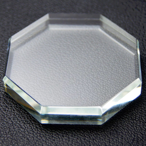 【この商品について】 施術時にグルーを取り出すプレートのクリスタルタイプ(ガラス)です。(置石・プレート・トレーなどと呼ばれます) 取り出したグルーの硬化を遅れさせるにはこのような石のプレートに取り出すのが理想です。  -商品サイズ-  直径:約56mm 厚み:約10mm   使用後は速やかにリムーバーを用いて本品に取り出したグルーを除去してください。 本品を含め、施術時に使用するツールは常に清潔な状態を維持することが大切です。  不潔な状態での施術は、顧客を不快にさせるだけでなく、眼病等の原因となります。 「忙しい、面倒」を言い訳に妥協してはいけません。  1人のスタッフ(1ベッド)に複数個必要となるツールです。   【おすすめの専用使い捨て(ディスポーザブル)ツール】 効率的に清潔な状態を維持するためのおすすめ専用使い捨て(ディスポーザブル)ツールをご紹介いたします。