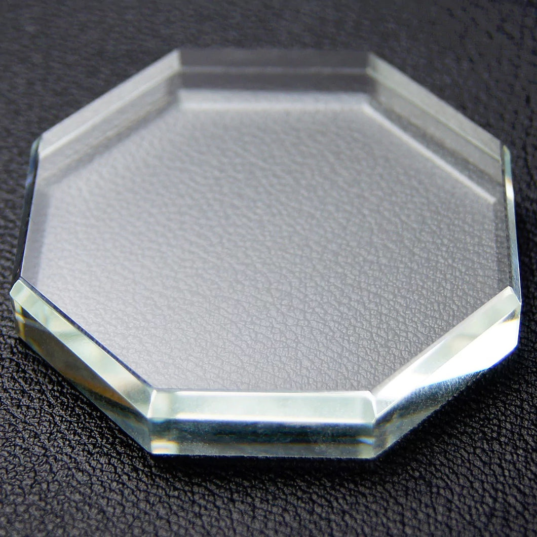 【この商品について】 施術時にグルーを取り出すプレートのクリスタルタイプ(ガラス)です。(置石・プレート・トレーなどと呼ばれます) 取り出したグルーの硬化を遅れさせるにはこのような石のプレートに取り出すのが理想です。  -商品サイズ-  直径:約56mm 厚み:約10mm   使用後は速やかにリムーバーを用いて本品に取り出したグルーを除去してください。 本品を含め、施術時に使用するツールは常に清潔な状態を維持することが大切です。  不潔な状態での施術は、顧客を不快にさせるだけでなく、眼病等の原因となります。 「忙しい、面倒」を言い訳に妥協してはいけません。  1人のスタッフ(1ベッド)に複数個必要となるツールです。   【おすすめの専用使い捨て(ディスポーザブル)ツール】 効率的に清潔な状態を維持するためのおすすめ専用使い捨て(ディスポーザブル)ツールをご紹介いたします。